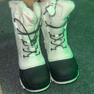 Im selling bots for girl color white with black